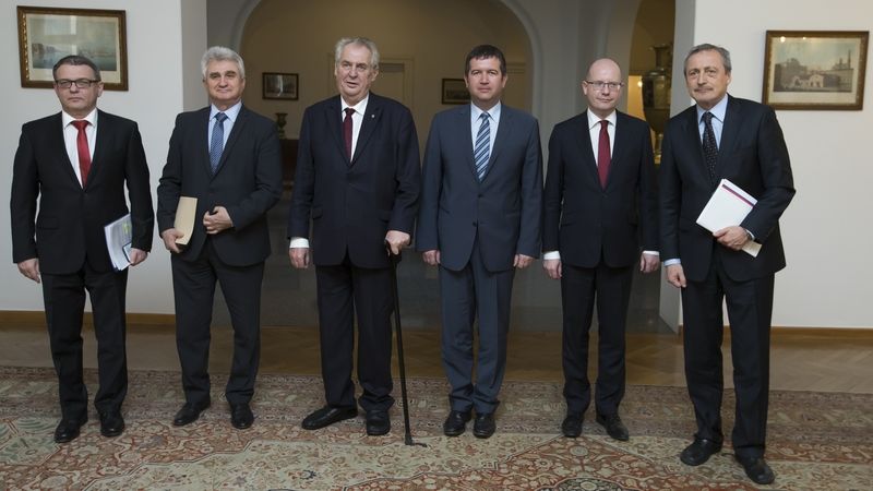 Zleva Lubomír Zaorálek, Milan Štěch, Miloš Zeman, Jan Hamáček, Bohuslav Sobotka a Martin Stropnický