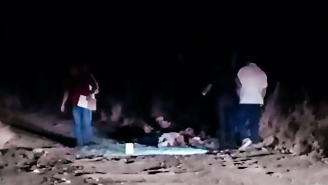 Policisté ve státě Sinaloa nestíhají ohledávat oběti. Noční snímek ukazuje místo, kde byl zabit švagr vůdce tamějšího drogového gangu.