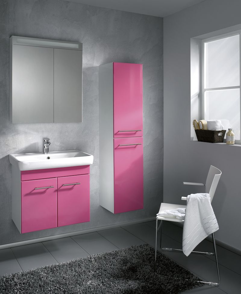 Hezkým dojmem působí například kombinace růžové barvy s šedou. U koupelnového nábytku je ovšem třeba přemýšlet nejenom nad barvou, ale i nad jeho odolností vůči vlhku.