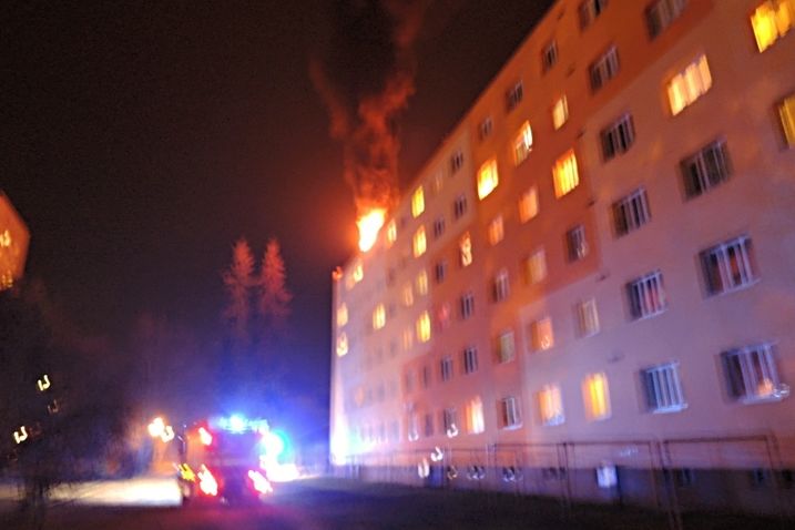 Požár panelového domu v Semilech