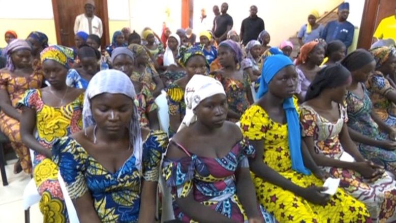 Osvobozené dívky unesené v Chiboku Boko Haram vítali na slavnosti i nigerijští představitelé. 