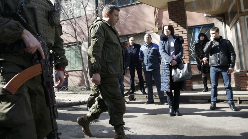 Vůdce doněckých povstalců Alexander Zacharčenko přichází navštívit znárodněný metalurgický závod v Doněcku.  