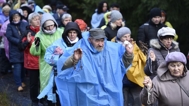 Polští věřící během mariánské modlitby růžence na hranicích země 7. října ve Sklářské Porebě. 