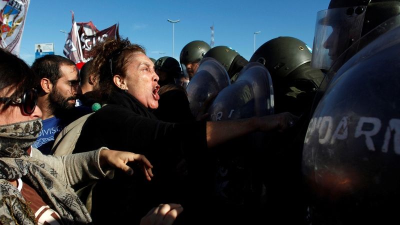 Protestující v Buenos Aires se během argentinské generální stávky střetli s policií.