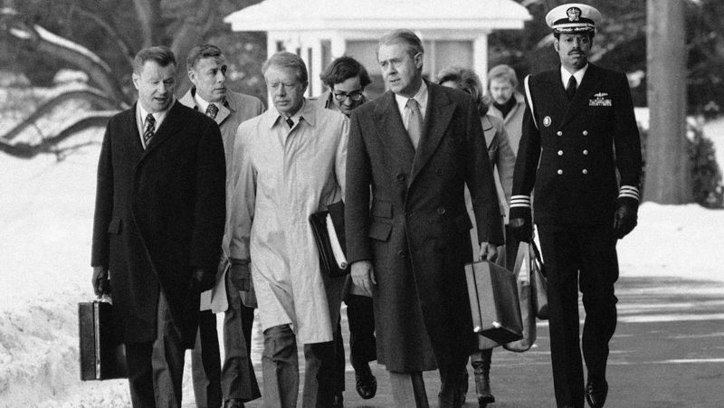 Americký prezident Jimmy Carter (uprostřed), zahraničněpolitický poradce Zbigniew Brzezinski (vlevo) a americký ministr zahraničí Cyrus Vance na archivním snímku ze 14. února 1979.
