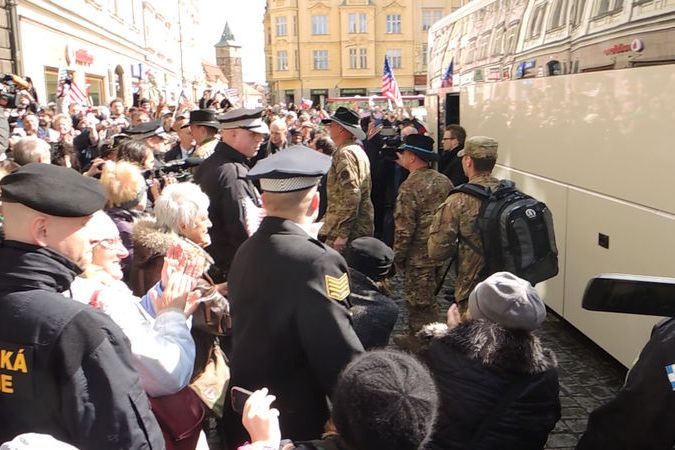 Lidé v Plzni vítali velení amerického konvoje