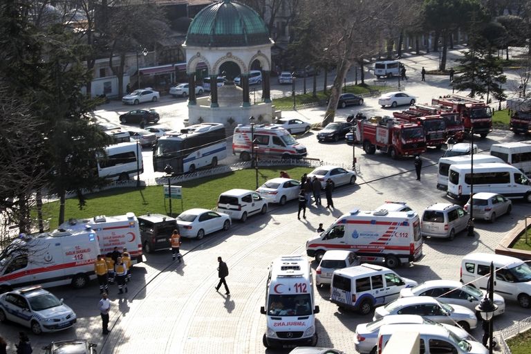 Záchranáři, hasiči a policisté u místa atentátu v centru Istanbulu