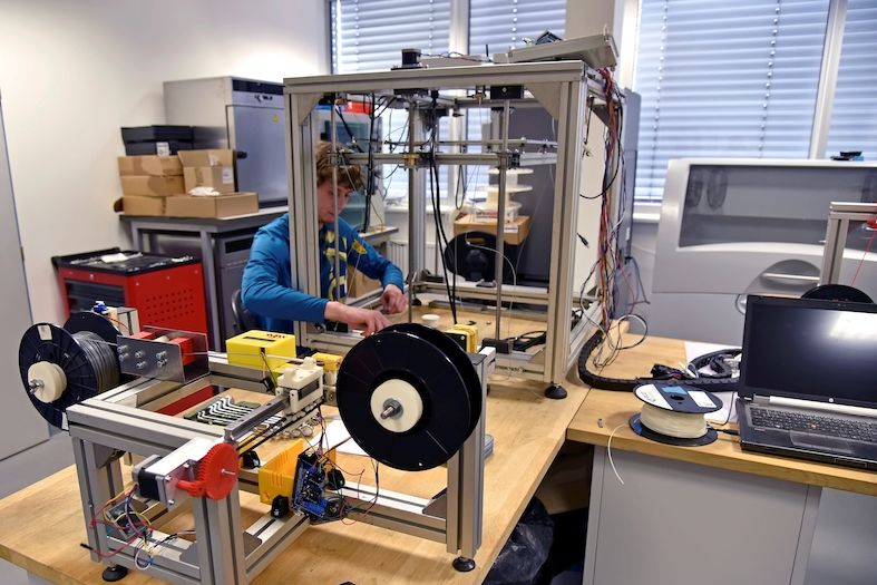 Univerzitní dílna 3D tisku jménem strojLAB