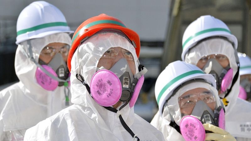 Inspektoři pro jadernou bezpečnosti v komplexu jaderné elektrárny Fukušima. 