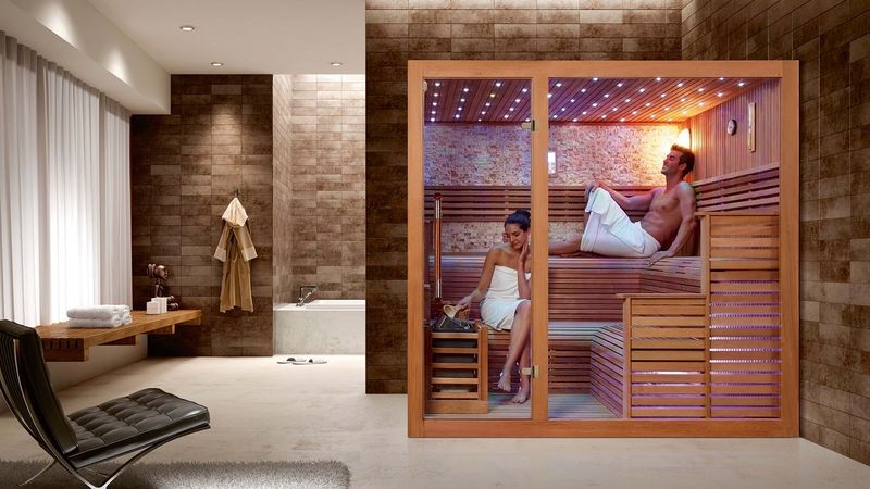Typizovaná sauna Espoo Grand je z červeného cedru, pohodlně si zde lehnou 4 dospělí nebo sedne 8 osob. Sauna je vybavena systémem Touch Screen, kdy za pomoci dotykové jednotky nebo dálkově nastavujeme výši teploty, osvětlení, audio techniku.