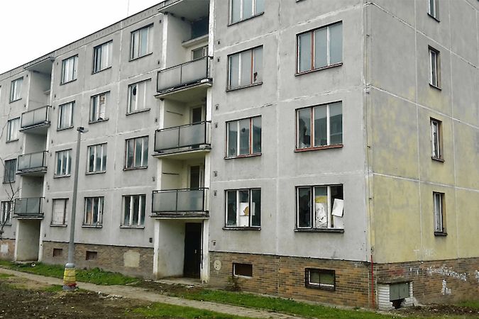 Bourání vybydlených paneláků považují v Bečově za dobrou investici.