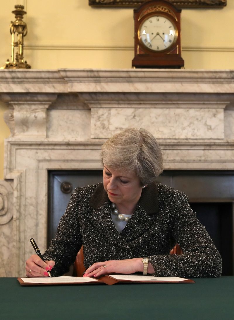 Britská premiérka Theresa Mayová při podpisu dopisu oznamujícího odchod země z EU 