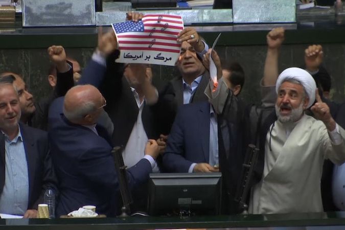 BEZ KOMENTÁŘE: Íránští poslanci spálili americkou vlajku