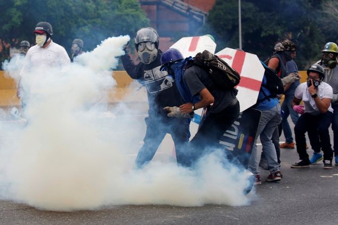 Protestující se ve venezuelské metropoli Caracasu střetli s policií.