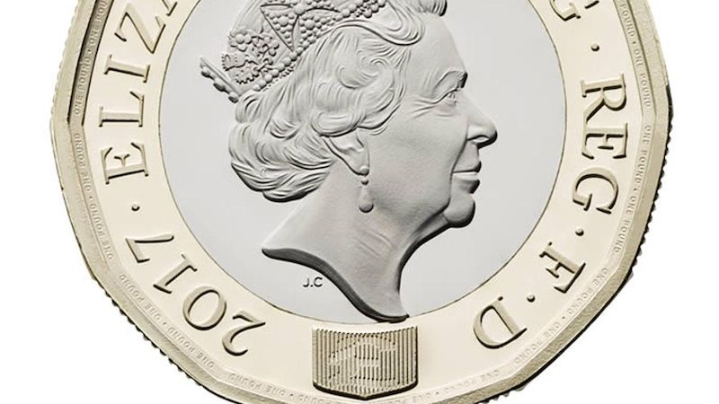 Pod krkem královny Alžběty II, na vnějším kruhu mince, se nachází jeden z bezpečnostních prvků.