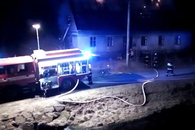 BEZ KOMENTÁŘE: Noční požár rodinného domu v Lipové