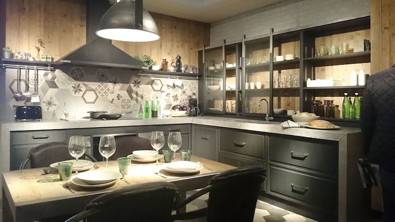 Útulnost, dřevěné materiály v kombinaci se sklem a kovem, otevřené sestavy s policemi a dekorace se zelení určují směr v kuchyňských sestavách. 
