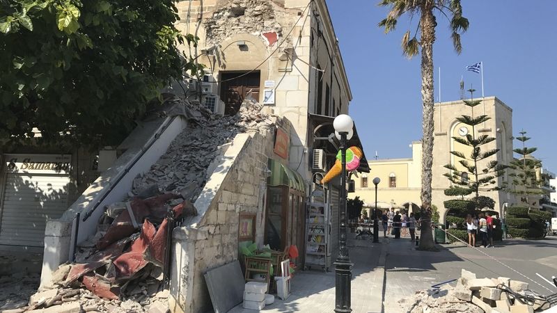Trosky budovy po zemětřesení na Kosu