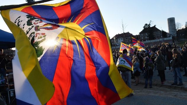 Tibetská vlajka v ulicích Prahy během návštěvy čínského prezidenta