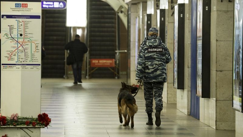 Ruská policistka se psem na stanici petrohradského metra Těchnologičeskij institut. 