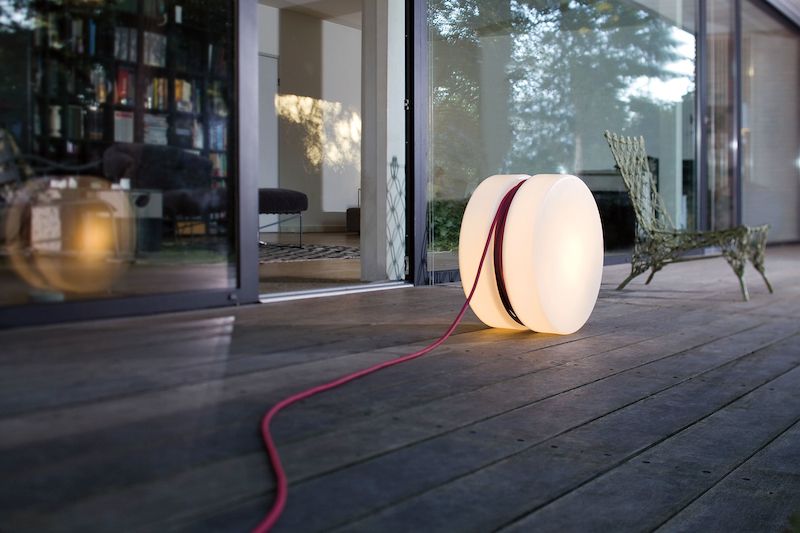 S polyethylenovou lampou Yoyo značky Authentics si díky 16m kabelu můžeme na zahradě hrát. Využijeme ji jako stolek nebo sedák. Průměr 47,5 x výška 28 cm. Cena 7690 Kč