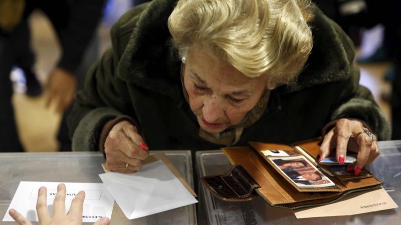 Španělka kontroluje své jméno na seznamu voličů ve městě Pozuelo de Alarcon u Madridu.