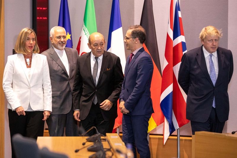 Šéfka unijní diplamacie Federica Mogheriniová a ministři zahraničí Íránu, Francie, Německa a Británie Mohammad Džavád Zaríf, Jean-Yves Le Drian, Heiko Maas a Boris Johnson při schůzce v Bruselu.