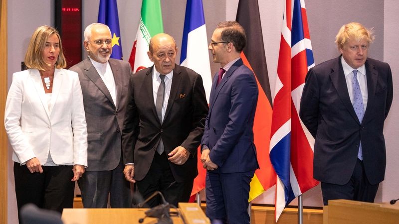 Šéfka unijní diplomacie Federica Mogheriniová a ministři zahraničí Íránu, Francie, Německa a Británie Mohammad Džavád Zaríf, Jean-Yves Le Drian, Heiko Maas a Boris Johnson při schůzce v Bruselu.