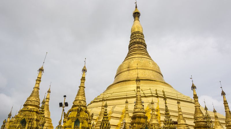 Uvnitř rangúnské zlaté pagody se skrývá chrám, jedno z nejposvátnějších míst Barmy.