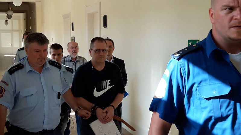 Obžalovaný Vlad Max Orbán, v pozadí spoluobžalovaný Jozef Mišík (s plnovousem)