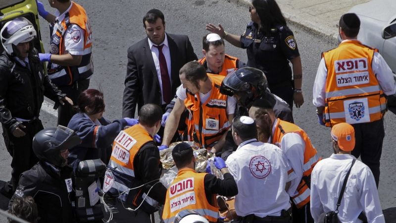 Záchranáři evakuují jednoho ze zraněných pasažérů.