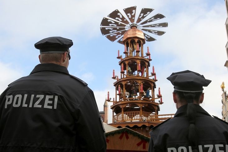 Policisté dohlížejí na přípravu vánočního trhu v Rostocku