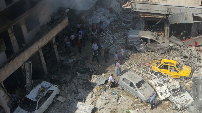 Obyvatelé Idlibu na severozápadě Sýrie na místě loňského leteckého útoku