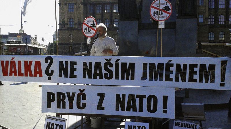 Demonstrace na pražském Václavském náměstí, kde lidé požadovali vystoupení Česka z NATO. 