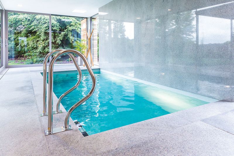 Betonový bazén SPA je ideální volbou do interiéru propojeného s exteriérem.