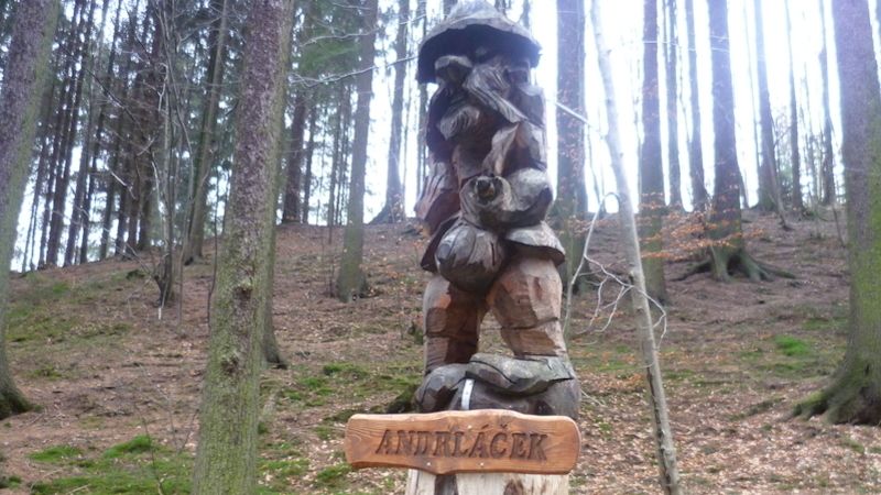 Skřítek Andrláček na úpatí Andrlova chlumu spokojeně vítal početné přicházející turisty.