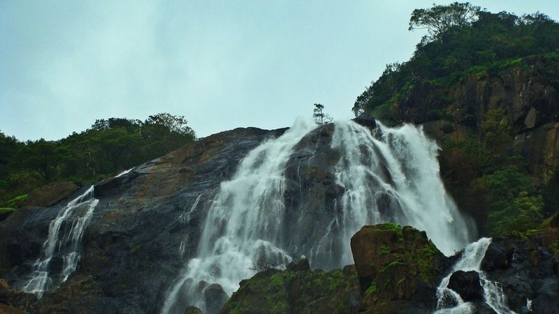 Stát Goa, to nejsou jen pláže, ale třeba i vodopád Dudhsagar.