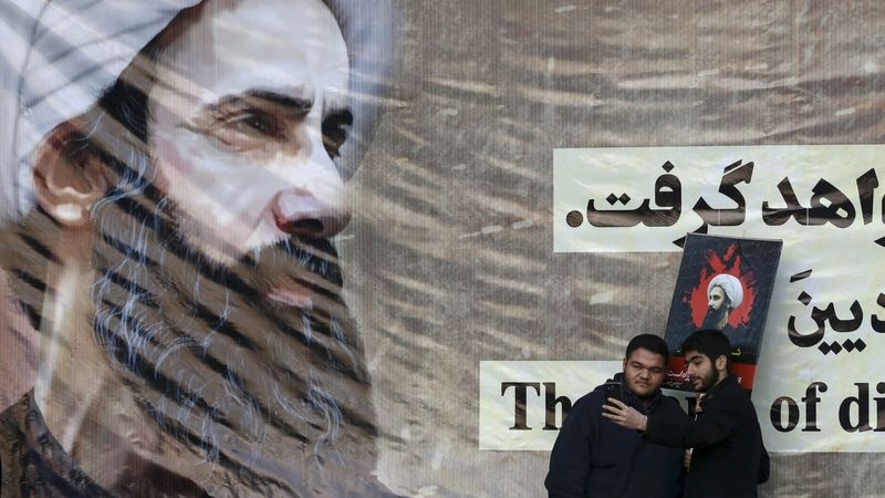 Íránci se fotí před obrazem šíitského duchovního Nimra Bákira Nimra popraveného v Saúdské Arábii. 