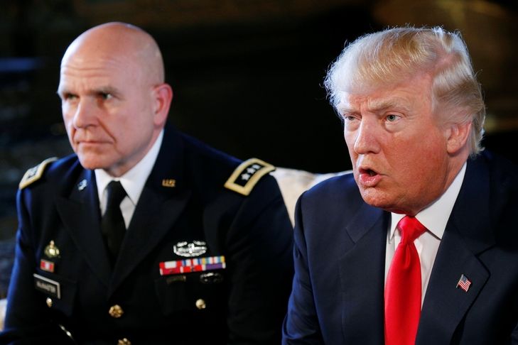 Americký prezident Donald Trump představuje svého nového bezpečnostního poradce generála Herberta McMastera (vlevo).