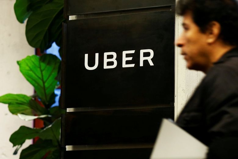 Muž opouští kancelář firmy Uber v New Yorku