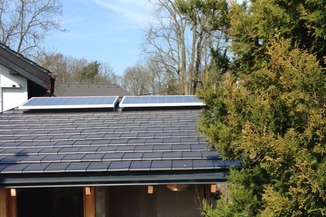 Nové fotovoltaické panely na rodinném domku byly připojeny do starého rozváděče.