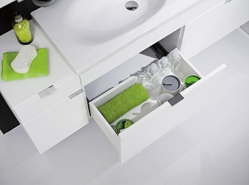 Plnovýsuvné zásuvky z kolekce Tigo poskytují dokonalý přehled o všem, co uložíme dovnitř. Lakované skříňky lze kombinovat se střední nebo vysokou skříňkou. 