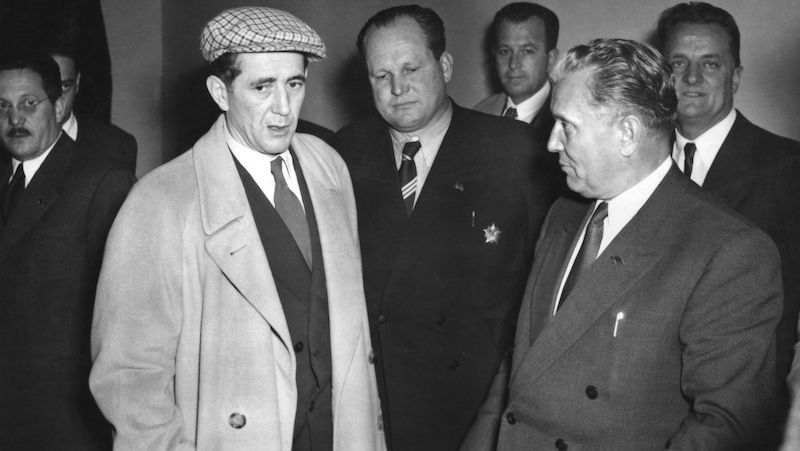 Milovan Djilas (vlevo) s jugoslávským prezidentem Titem v roce 1952