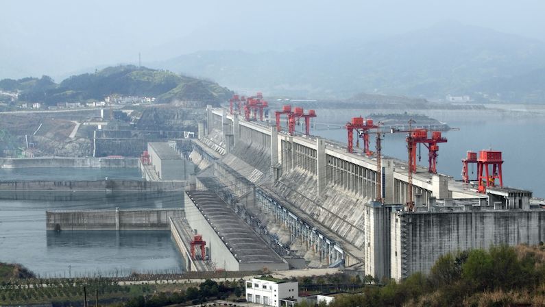 Hráz přehrady dlouhá 2,3 km? Ano, i to je možné. Jak se jmenuje velkolepé dílo čínského stavitelství.