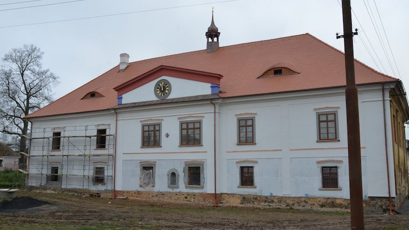 Detail jedné strany zámku v Chocenicích na Plzeňsku, který opravuje Václav Kule. Památkářům se rekonstrukce nelíbí.