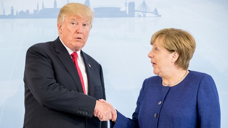 Německá kancléřka Angela Merkelová si podává ruku s americkým prezidentem Donaldem Trumpem v předvečer summitu G20 v Hamburku.