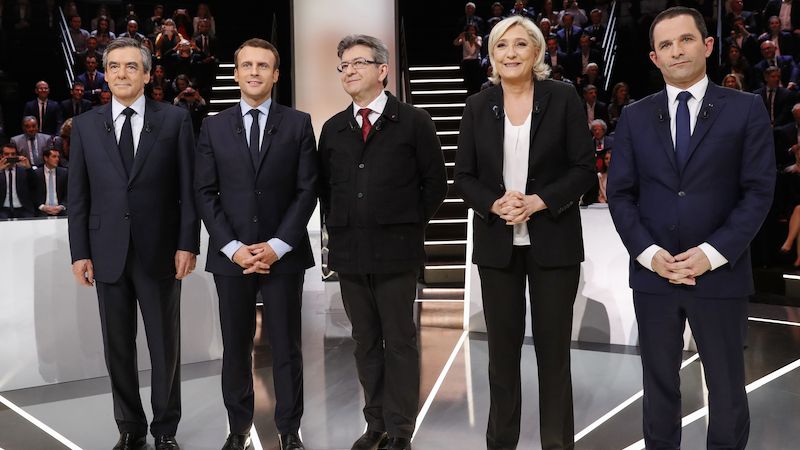 Francouzští prezidentští kandidáti. Zleva: konzervativec François Fillon, centrista Emmanuel Macron, radikálně levicový Jean-Luc Mélenchon, krajně pravicová Marine Le Penová a socialista Benoît Hamon.