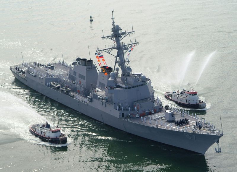 Torpédoborec USS Mason (DDG 87) připlouvá na Floridu.