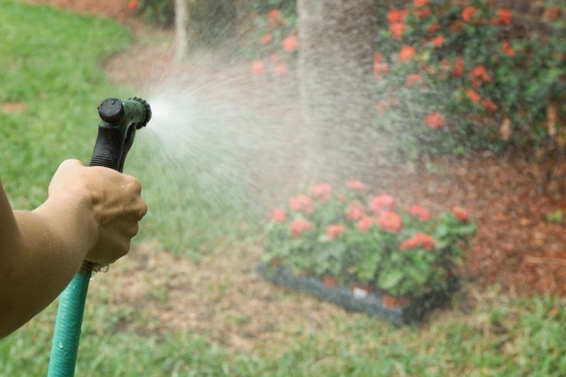 Dešťová voda může sloužit třeba při zalévání zahrady (ilustrační foto)  