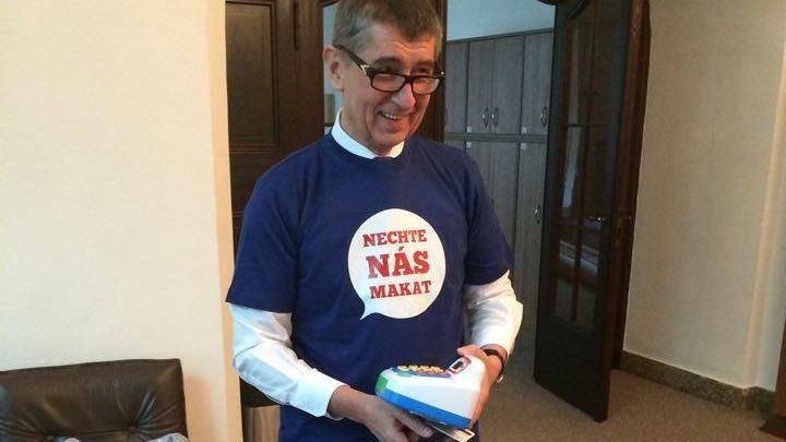 Ministr financí Andrej Babiš (ANO) oblékl tričko proti obstrukcím, které dělá opozice kvůli EET.